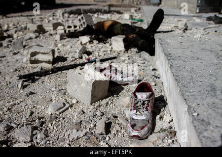 Kobane, Siria. 6 febbraio, 2015. Un corpo giace tra le macerie di una casa distrutta in Kobane, Siria, 6 febbraio 2015. I pesanti combattimenti negli ultimi mesi tra i curdi e Stato islamico (SI) fighters hanno girato di ampie parti della città di Kobane in un campo di detriti. Foto: Sebastian Backhaus/dpa - nessun filo SERVICE -/dpa/Alamy Live News Foto Stock