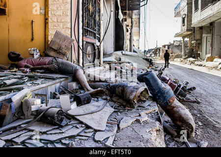 Kobane, Siria. 6 febbraio, 2015. Manichini bruciati giacciono su un distrutto street tra le macerie nella Kobane, Siria, 6 febbraio 2015. I pesanti combattimenti negli ultimi mesi tra i curdi e Stato islamico (SI) fighters hanno girato di ampie parti della città di Kobane in un campo di detriti. Foto: Sebastian Backhaus/dpa - nessun filo SERVICE -/dpa/Alamy Live News Foto Stock