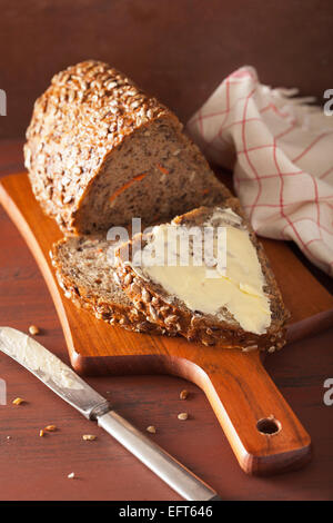 Una sana grano intero pane con la carota e semi Foto Stock