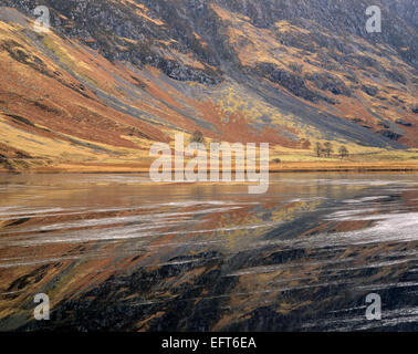 Piste di Aonach Eagach ridge riflessa nelle acque ancora di Loch Achtriochtan, Glencoe, Lochaber, Highlands scozzesi Foto Stock