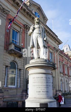 Statua di Sir Rowland Hill, il fondatore del penny francobollo, a Kidderminster, Worcestershire Foto Stock