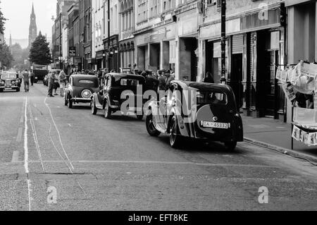 Una strada di Belfast si è trasformato in una strada dal 1936 Berlino durante le riprese di un film che documenta l'ascesa del movimento nazista. Foto Stock