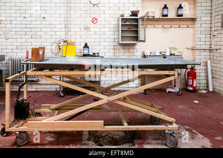 Tabella di preparazione in una camera mortuaria Foto Stock