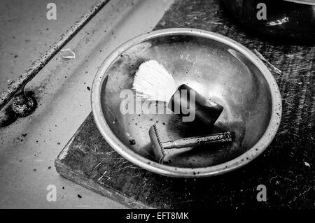 Pennelli per barba, ciotola e il rasoio per la preparazione di corpi in una camera mortuaria. Foto Stock