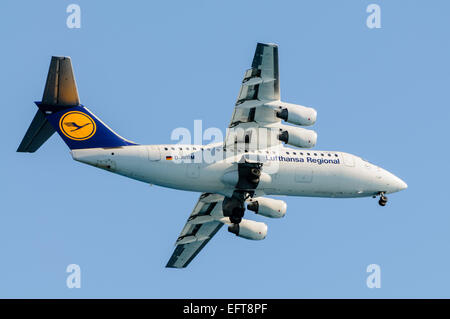 Regionale Lufthansa CityLine Avro RJ85 con carrello abbassato. Foto Stock