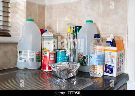Il riutilizzo di elementi tra cui la plastica, lattine e Tetra Pak sul piano di cucina Foto Stock