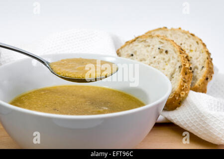 Fatto in casa zuppa di tacchino o di brodo con cucchiaio tenuto sopra la coppa Foto Stock