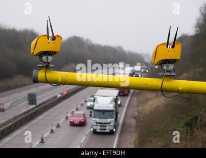 Autovelox su un cavalletto che si affaccia sulla M54 Autostrada vicino a Telford in Shropshire, Inghilterra Foto Stock