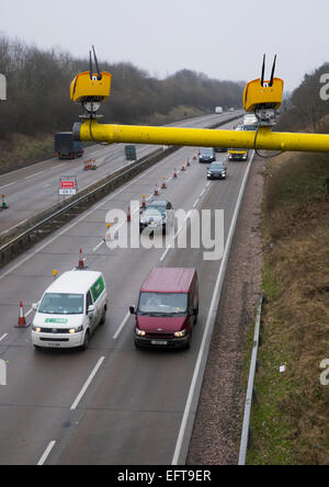 Autovelox su un cavalletto che si affaccia sulla M54 Autostrada vicino a Telford in Shropshire, Inghilterra Foto Stock