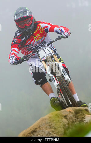 British downhill mountain bike racer Josh Bryceland concorrenti a UCI Mountain Bike World Cup in Méribel, Francia. Foto Stock