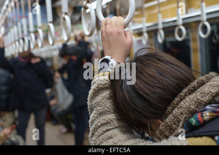 Pendolari dormire sulla metropolitana di Kyoto. La metropolitana trasporta circa 8 milioni di passeggeri al giorno attraverso 290 stazioni e oltre 13 linee. Il Giappone. Foto Stock