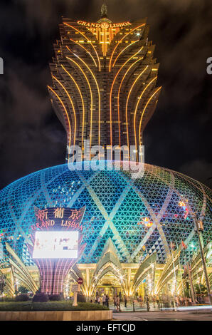 Unico e colorato immagine illuminata della facciata del Grand Lisboa Hotel e casinò di Macau di notte Foto Stock