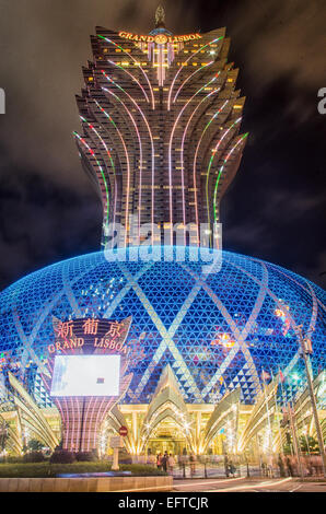 Unico e colorato immagine illuminata della facciata del Grand Lisboa Hotel e casinò di Macau di notte Foto Stock