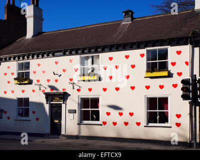 Knaresborough, nello Yorkshire, Regno Unito. 10 Febbraio, 2015. Edificio precedentemente ricoperto di puntini rossi per ultimi anni Tour de France ora adornata con cuori rossi per il giorno di San Valentino. Credito: Mark Sunderland/Alamy Live News Foto Stock