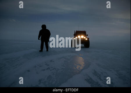 L'uomo e la grande jeep sul lago hvitarvatn, langjokull calotta di ghiaccio, Islanda Foto Stock