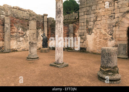 Statua di una donna con la mano sulla sua testa nel teatro romano di Merida, Badajoz, Estremadura, Spagna. Foto Stock