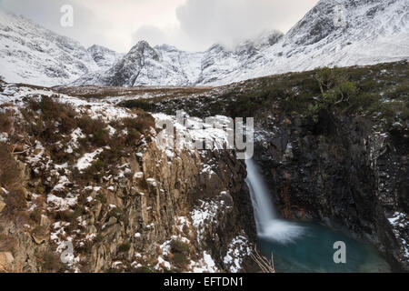 Cascata sul Allt Coir' un' Mhadhaidh, Fairy Piscine, coire na Creiche, Isola di Skye Foto Stock