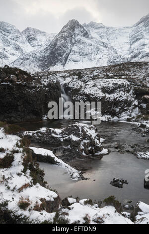 Cascata sul Allt Coir' un ' Mhadhaidh con Sgurr un Fheadhain in background, Isola di Skye in Scozia Foto Stock