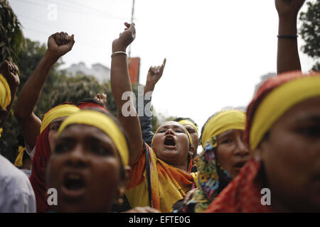 Dacca in Bangladesh. 10 Febbraio, 2015. I sostenitori di Bangabandhu Sainik League, un ala della sentenza Bangladesh Awami League, gridare slogan contro il costante su tutto il territorio nazionale blocco e Strike chiamato da BNP, tentare di rompere attraverso una barricata di polizia mentre marciando verso il Bangladesh Partito Nazionalista (BNP) Presidente Khaleda Zia di Gulshan office a Dhaka, nel Bangladesh, martedì, il 10 febbraio, 2015. © Suvra Kanti Das/ZUMA filo/ZUMAPRESS.com/Alamy Live News Foto Stock