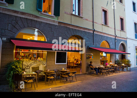 Cafe, in corso d'Augusto, off Piazza Cavour, città vecchia, Rimini, Italia Foto Stock