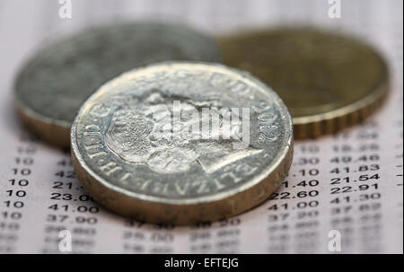 Monete britanniche sulla pagina aziendale di un giornale Foto Stock