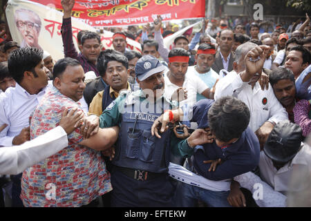 Dacca in Bangladesh. 10 Febbraio, 2015. I sostenitori di Bangabandhu Sainik League, un ala della sentenza Bangladesh Awami League, protestando contro il costante su tutto il territorio nazionale blocco e Strike chiamato da BNP, tentare di rompere attraverso una barricata di polizia mentre marciando verso il Bangladesh Partito Nazionalista (BNP) Presidente Khaleda Zia di Gulshan office a Dhaka, nel Bangladesh, martedì, il 10 febbraio, 2015. © Suvra Kanti Das/ZUMA filo/ZUMAPRESS.com/Alamy Live News Foto Stock