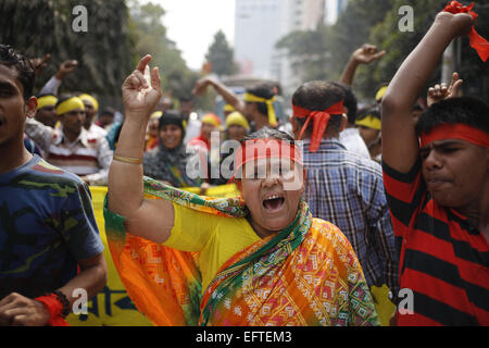 Dacca in Bangladesh. 10 Febbraio, 2015. I sostenitori di Bangabandhu Sainik League, un ala della sentenza Bangladesh Awami League, gridare slogan contro il costante su tutto il territorio nazionale blocco e Strike chiamato da BNP, tentare di rompere attraverso una barricata di polizia mentre marciando verso il Bangladesh Partito Nazionalista (BNP) Presidente Khaleda Zia di Gulshan office a Dhaka, nel Bangladesh, martedì, il 10 febbraio, 2015. © Suvra Kanti Das/ZUMA filo/ZUMAPRESS.com/Alamy Live News Foto Stock