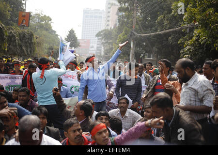 Dacca in Bangladesh. 10 Febbraio, 2015. I sostenitori di Bangabandhu Sainik League, un ala della sentenza Bangladesh Awami League, gridare slogan contro il costante su tutto il territorio nazionale blocco e Strike chiamato da BNP, tentare di rompere attraverso una barricata di polizia mentre marciando verso il Bangladesh Partito Nazionalista (BNP) Presidente Khaleda Zia di Gulshan office a Dhaka, nel Bangladesh, martedì, il 10 febbraio, 2015. © Suvra Kanti Das/ZUMA filo/ZUMAPRESS.com/Alamy Live News Foto Stock