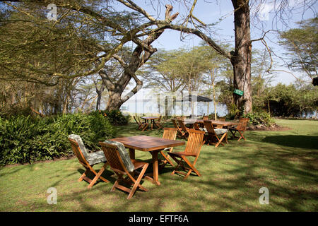 Svuotare tavolo e sedie in giardini Elsamere gioia Adamson centro lago Naivasha Kenya Foto Stock