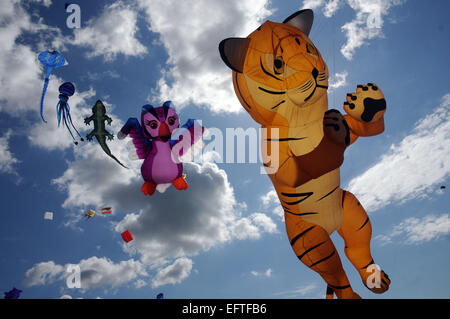 Aquiloni di tutte le forme e dimensioni volando sul lungomare di Southsea, Hants all annuale Kite Festival. Pic Mike Walker, Mike Wal Foto Stock