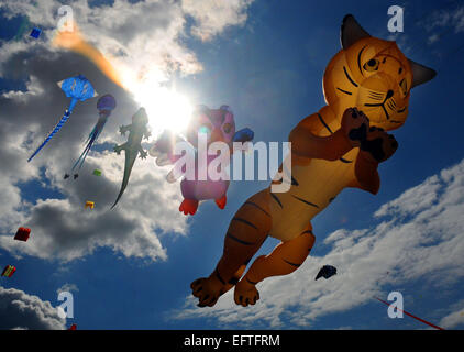 Aquiloni di tutte le forme e dimensioni volando sul lungomare di Southsea, Hants all annuale Kite Festival. Pic Mike Walker, Mike Wal Foto Stock