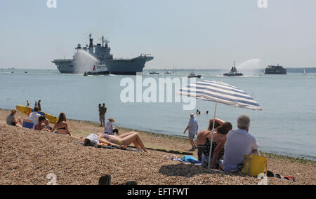HMS illustre passa lucertole da mare sulla spiaggia di Southsea come lei ritorna a Portsmouth per l'ultima volta. PIC MIKE WALKER, MIKE WALKER Foto Stock