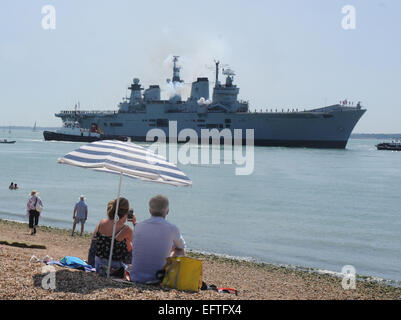 HMS INCENDI ILLUSTRI UN SALUTO come lei passa lucertole da mare sulla spiaggia di Southsea come lei ritorna a Portsmouth per l'ultima volta. PIC MI Foto Stock