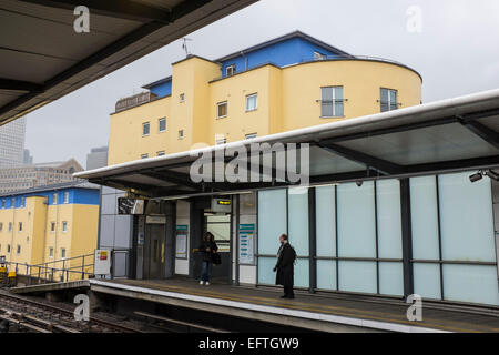 Colorfull impostazione Westferry station sui trasporti di Londra Dockland Light Railway DLR Foto Stock