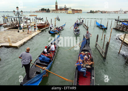 Venezia Gondola trasporta i turisti attraverso il Grand Canal. Foto Stock