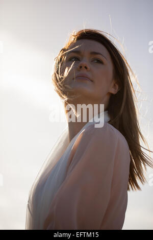 Ritratto di una ragazza con i capelli lunghi soffiando nel vento Foto Stock