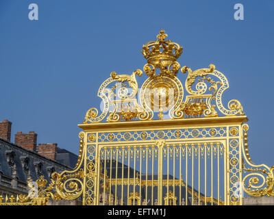 Golden ornamentali cancello di fronte il Palazzo di Versailles, Francia Foto Stock