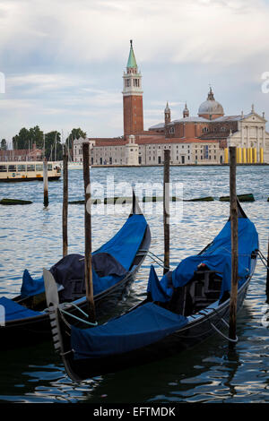 San Giorgio Maggiore visto attraverso le gondole. Venezia, Italia. Foto Stock