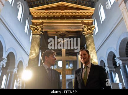 Ambasciatore del monumento tedesco Tutela Foundation, Friedrich Prinz von Preussen (R), e il direttore generale dell'prussiana Palazzi e giardini di Berlino-Brandeburgo Foundation, Harmut Dorgerloh, nella Chiesa della Pace, che ha bisogno di un rinnovamento, a Potsdam, Germania, 10 febbraio 2015. Il monumento tedesco tutela Foundation ha iniziato una capillare campagna di donazione per il restauro della Chiesa sofferente. Avranno bisogno di più di 6 milioni di euro. La Chiesa della Pace è stato commissionato da il re prussiano Federico Guglielmo IV e fu costruito tra il 1845 e il 1848. Foto: Ralf Hirschb Foto Stock