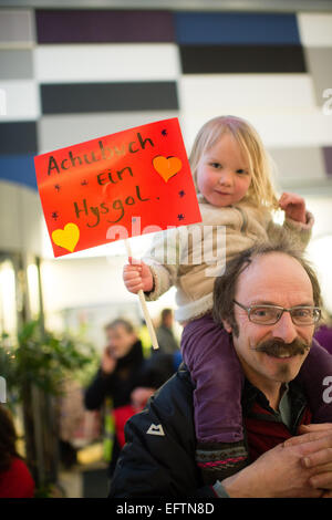 Aberystwyth, Wales, Regno Unito. Il 10 febbraio, 2015. I genitori e i bambini a protestare presso gli uffici di Ceredigion County Council in Aberystwyth contro la proposta di chiusura di due piccole scuole primarie. Le scuole, Cwmpadarn e Llangynfelyn, vicino a Aberystwyth, entrambi sono stati stanziati per la chiusura da parte di un comitato di riesame delle autorità locali a causa della caduta dei numeri della pupilla Photo credit: keith morris / alamy live news Foto Stock