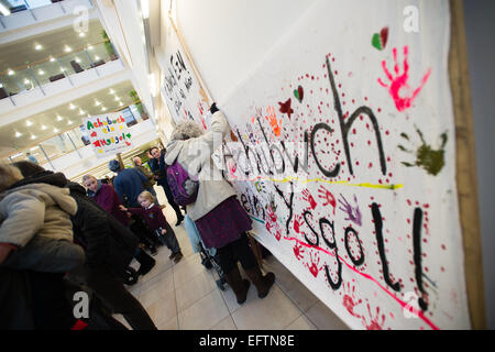 Aberystwyth, Wales, Regno Unito. Il 10 febbraio, 2015. I genitori e i bambini a protestare presso gli uffici di Ceredigion County Council in Aberystwyth contro la proposta di chiusura di due piccole scuole primarie. Le scuole, Cwmpadarn e Llangynfelyn, vicino a Aberystwyth, entrambi sono stati stanziati per la chiusura da parte di un comitato di riesame delle autorità locali a causa della caduta dei numeri della pupilla Photo credit: keith morris / alamy live news Foto Stock