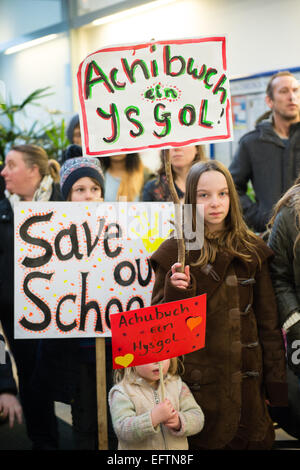 Aberystwyth, Wales, Regno Unito. Il 10 febbraio, 2015. I genitori e i bambini a protestare presso gli uffici di Ceredigion County Council in Aberystwyth contro la proposta di chiusura di due piccole scuole primarie. Le scuole, Cwmpadarn e Llangynfelyn, vicino a Aberystwyth, entrambi sono stati stanziati per la chiusura da parte di un comitato di riesame delle autorità locali a causa della caduta dei numeri della pupilla Photo credit: keith morris / alamy live news Foto Stock