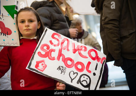 Aberystwyth, Wales, Regno Unito. Il 10 febbraio, 2015. 'Salva la nostra scuola' : i genitori e i bambini a protestare presso gli uffici di Ceredigion County Council in Aberystwyth contro la proposta di chiusura di due piccole scuole primarie. Le scuole, Cwmpadarn e Llangynfelyn, vicino a Aberystwyth, entrambi sono stati stanziati per la chiusura da parte di un comitato di riesame delle autorità locali a causa della caduta dei numeri della pupilla Photo credit: keith morris / alamy live news Foto Stock