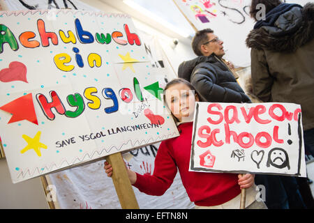 Aberystwyth, Wales, Regno Unito. Il 10 febbraio, 2015. 'Salva la nostra scuola' : i genitori e i bambini a protestare presso gli uffici di Ceredigion County Council in Aberystwyth contro la proposta di chiusura di due piccole scuole primarie. Le scuole, Cwmpadarn e Llangynfelyn, vicino a Aberystwyth, entrambi sono stati stanziati per la chiusura da parte di un comitato di riesame delle autorità locali a causa della caduta dei numeri della pupilla Photo credit: keith morris / alamy live news Foto Stock