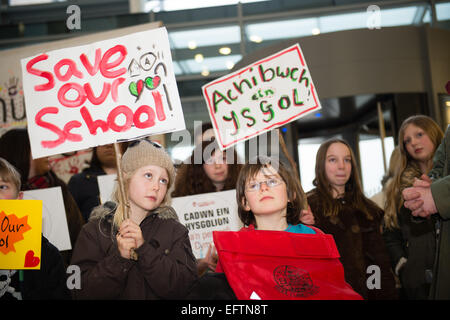 Aberystwyth, Wales, Regno Unito. Il 10 febbraio, 2015. I genitori e i bambini a protestare presso gli uffici di Ceredigion County Council in Aberystwyth contro la proposta di chiusura di due piccole scuole primarie. Le scuole, Cwmpadarn e Llangynfelyn, vicino a Aberystwyth, entrambi sono stati stanziati per la chiusura da parte di un comitato di riesame delle autorità locali a causa della caduta dei numeri della pupilla Photo credit: keith morris / alamy live news Foto Stock