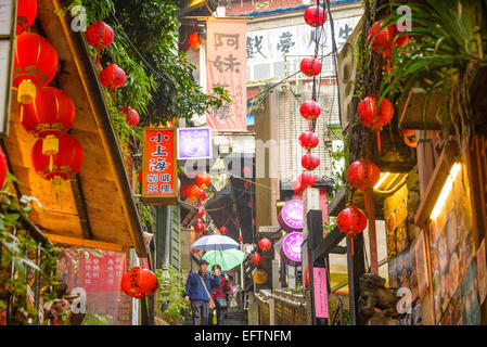 JIUFEN, Taiwan - 17 gennaio 2013: turisti passeggiata attraverso i pittoreschi vicoli di Jiufen. La città è un luogo di attrazione turistica rinomata per Foto Stock