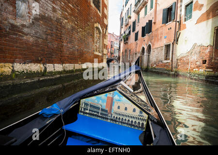 Il giro in gondola attraverso Venezia, Italia. Foto Stock