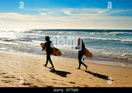 Paio di surfers camminando sulla spiaggia dell'oceano. Sagres Algarve Foto Stock