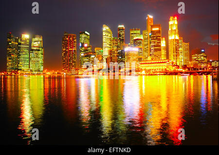 Il cuore del centro citta' di Singapore che riflette nel fiume di notte Foto Stock