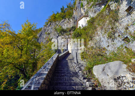 Italia Friuli Venezia Giulia Antro, un villaggio nei pressi di Pulfero in provincia di Udine.una scalinata che conduce alla grotta di San Giovanni d'Antro Foto Stock